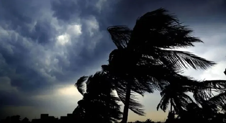 সন্ধ্যার মধ্যেই ১২ জেলায় ধেয়ে আসছে ৬০ কি.মি বেগে ঝড়